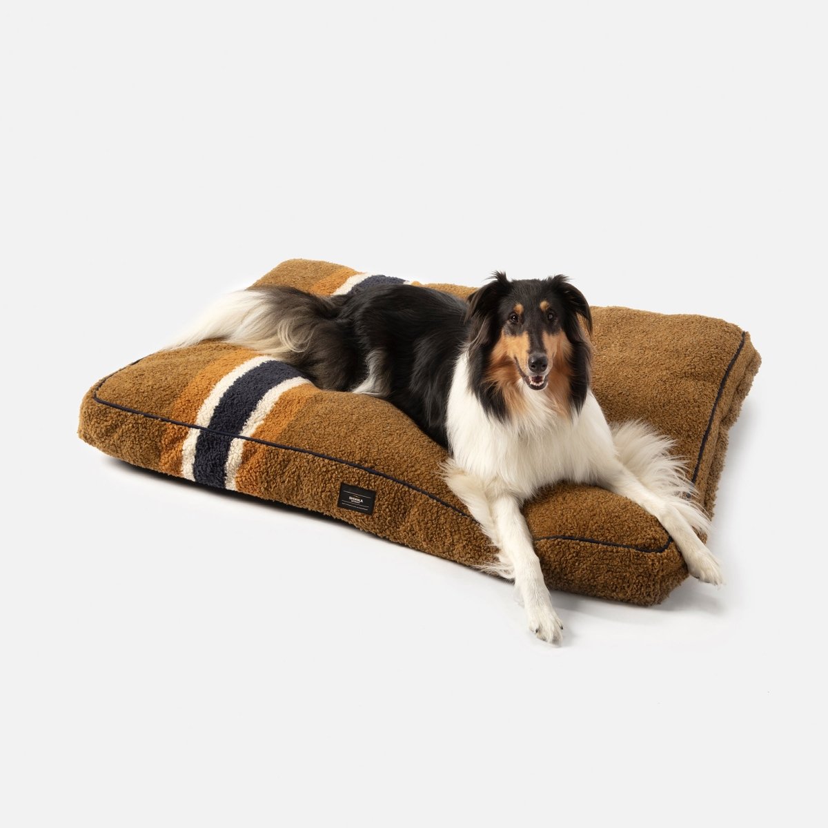 S0620251530_ShinolaPet_NapperPillowBed_BrandStripe_Rust_LIFESTYLE_01