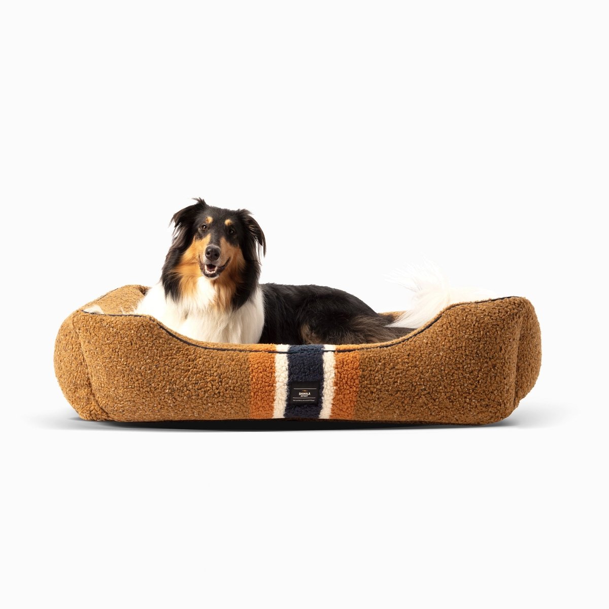S0620251529_ShinolaPet_KuddleBed_BrandStripe_Rust_LIFESTYLE_01