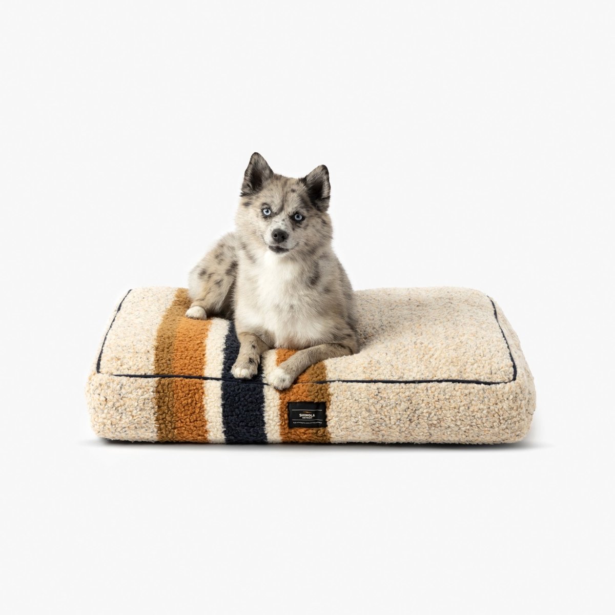 S0620251530_ShinolaPet_NapperPillowBed_BrandStripe_Oatmeal_LIFESTYLE_01
